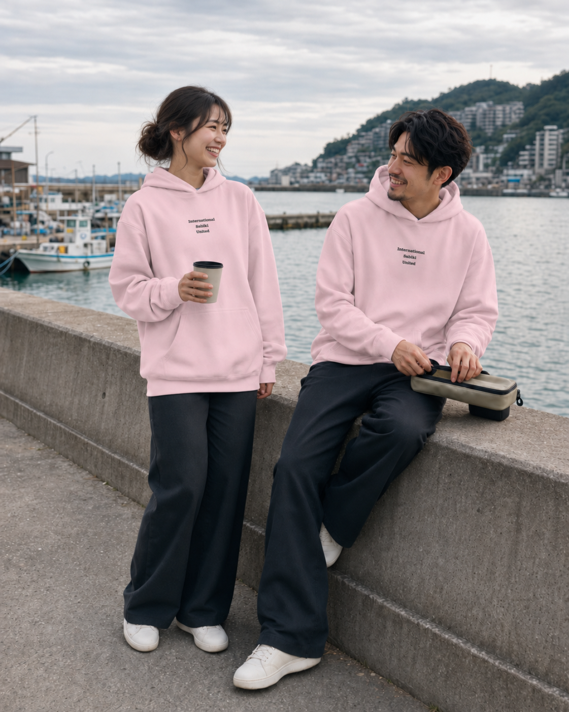 Original SABIKI ユニセックスパーカー ライトピンク|男性・女性の港での着用イメージ