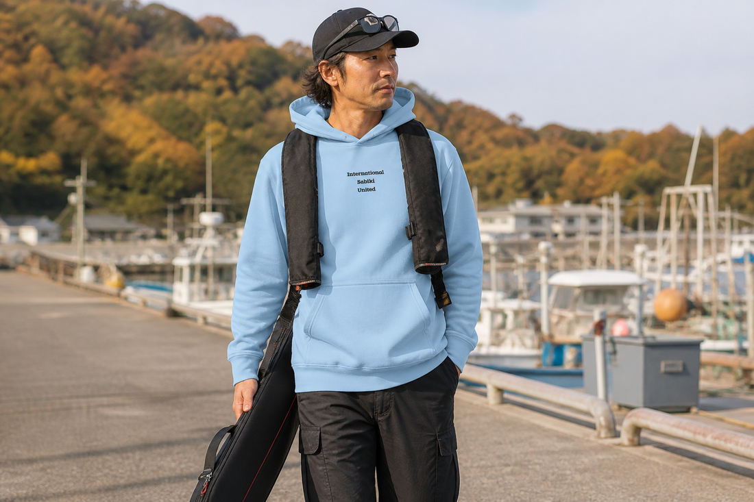 水色International Sabiki Unitedパーカーを着用した秋の釣りコーデ