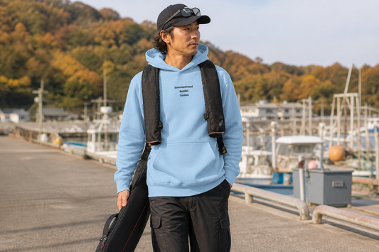 水色International Sabiki Unitedパーカーを着用した秋の釣りコーデ