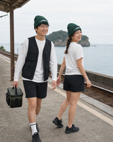 I SABIKI U Kufi Beanieを港で着用する男性と女性