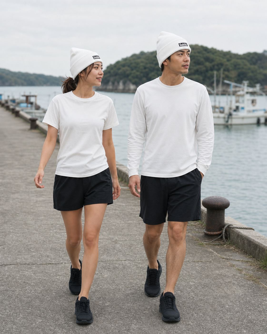 Black Sabiki box beanieを港で着用する男性と女性