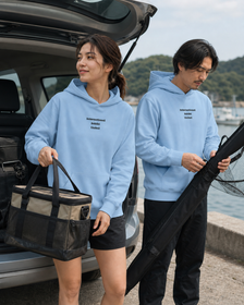 SABIKI Original - Sudadera unisex con capuchaを港で着用する男性と女性