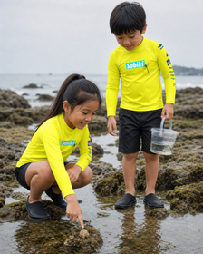 オニヤンマ キッズ ラッシュガード｜ネオンイエローを着用する女の子と男の子