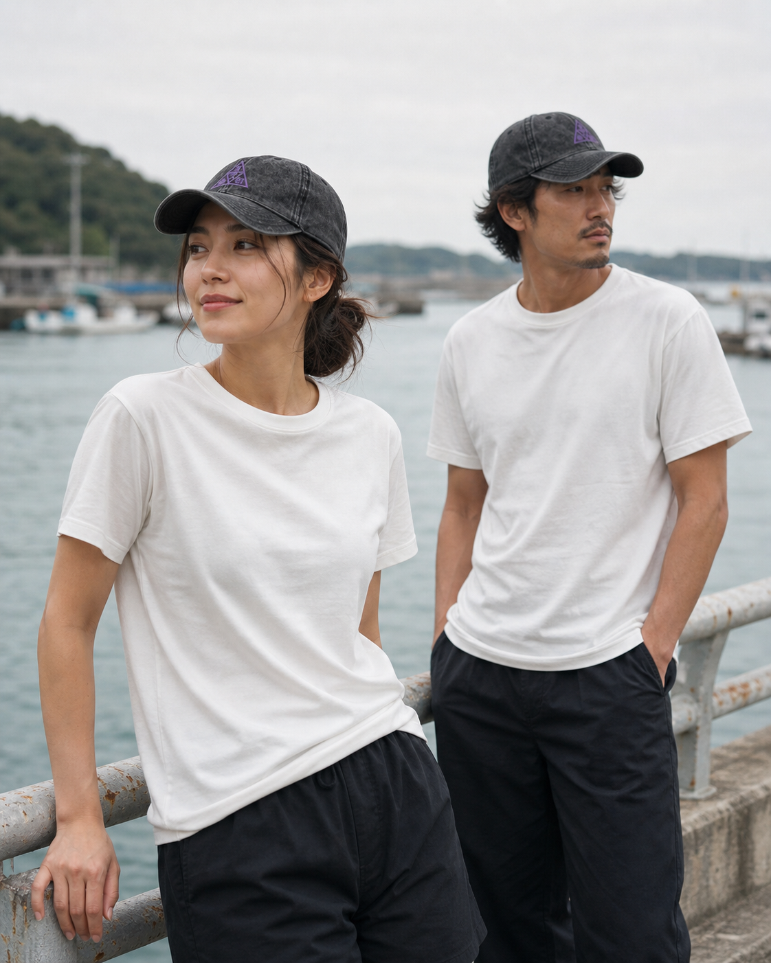 パープル DELTA ヴィンテージ コットンツイルキャップを港で着用する男性と女性