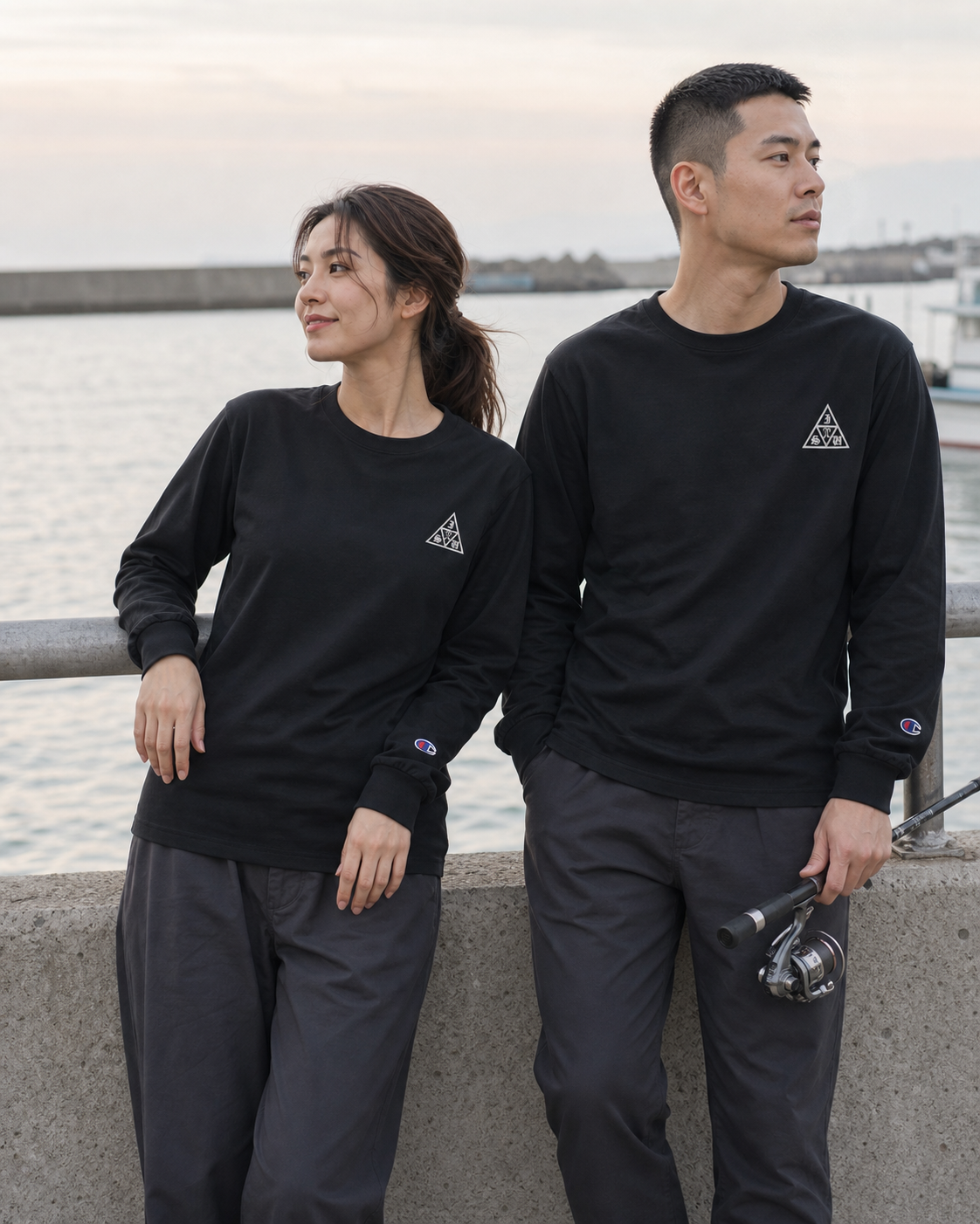 Champion メンズ 長袖Tシャツを港で着用する男性と女性