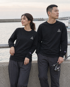Champion メンズ 長袖Tシャツを港で着用する男性と女性