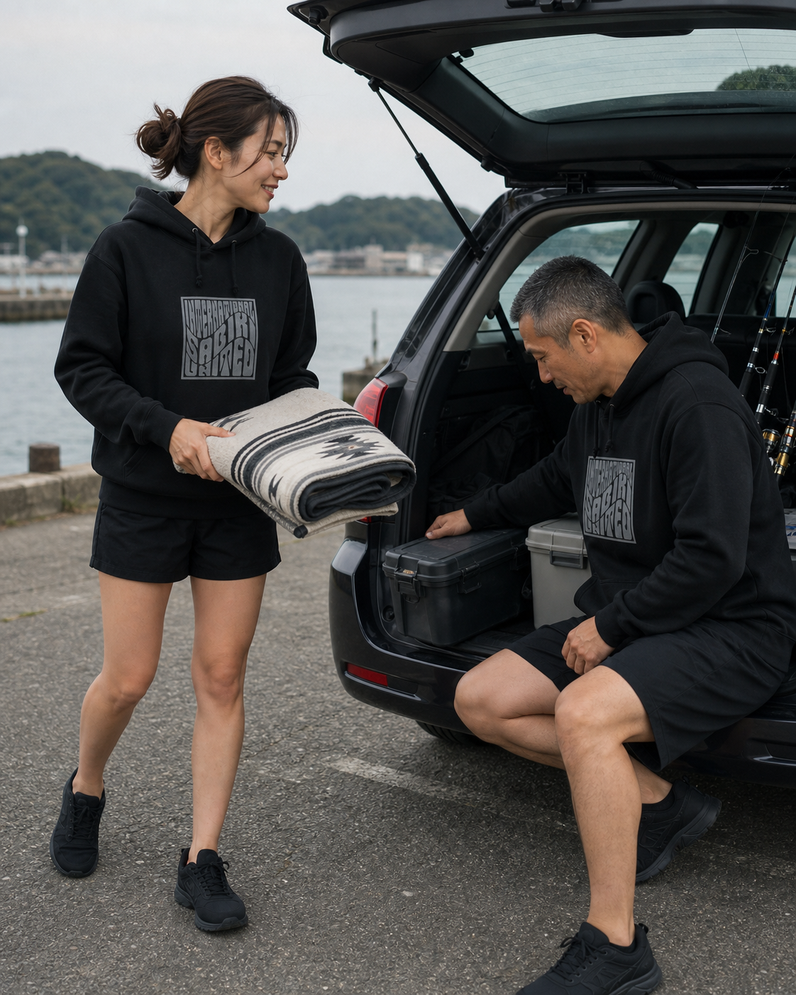 SABIKI クーラーボックス ペイズリーパーカーを港で着用する男性と女性