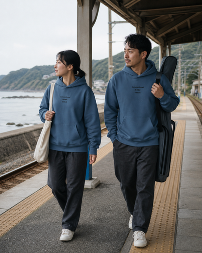Original SABIKI ユニセックスパーカー インディゴブルー｜男性・女性の港での着用イメージ