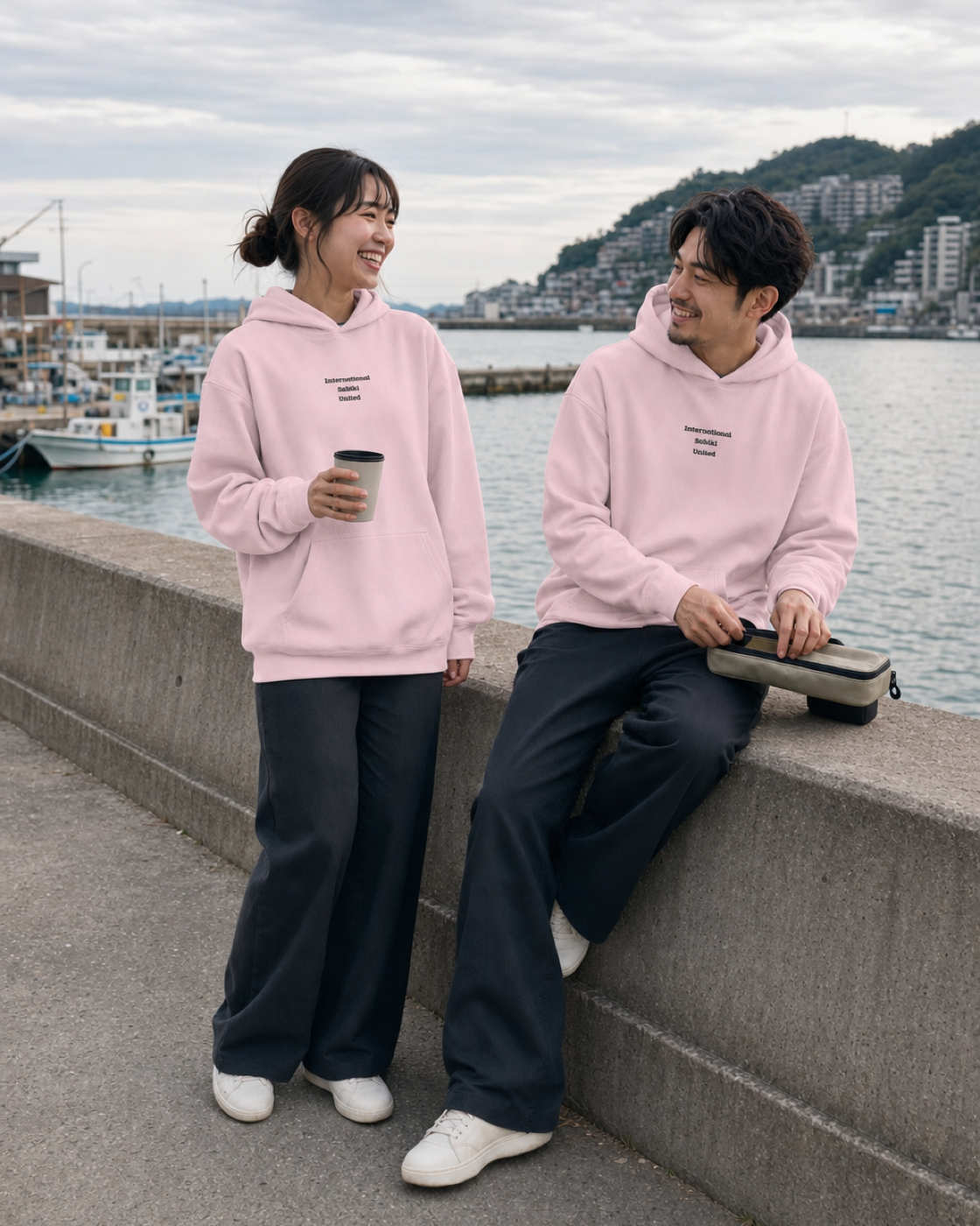 Original SABIKI ユニセックスパーカー ライトピンク｜男性・女性の港での着用イメージ