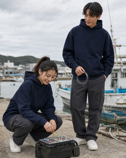 Original SABIKI ユニセックスパーカー ネイビー｜男性・女性の港での着用イメージ