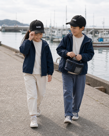 ブラック SABIKI BOX キッズ ベースボールキャップを着用する女の子と男の子