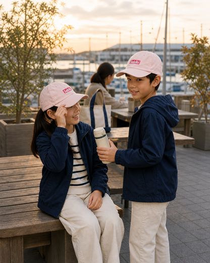 ピンクのSABIKI BOXキッズキャップをかぶり港で過ごす兄妹（着用イメージ4）