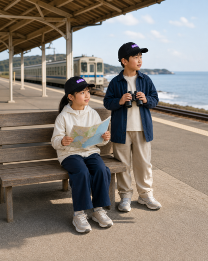 パープルのSABIKI BOXキッズキャップをかぶり港で過ごす兄妹（着用イメージ2）