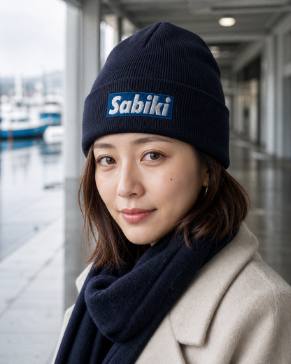 ブルー SABIKI BOX カフビーニーを着用する女性の近景