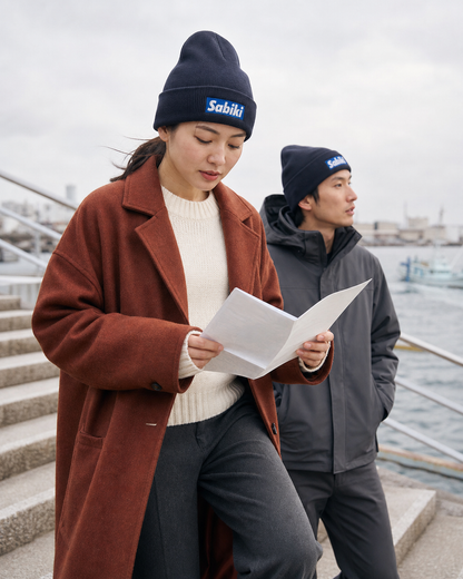 ブルー SABIKI BOX カフビーニーを着用する女性と男性
