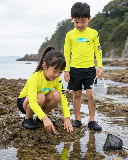 SABIKI オニヤンマ キッズラッシュガードで潮だまりを観察する兄妹