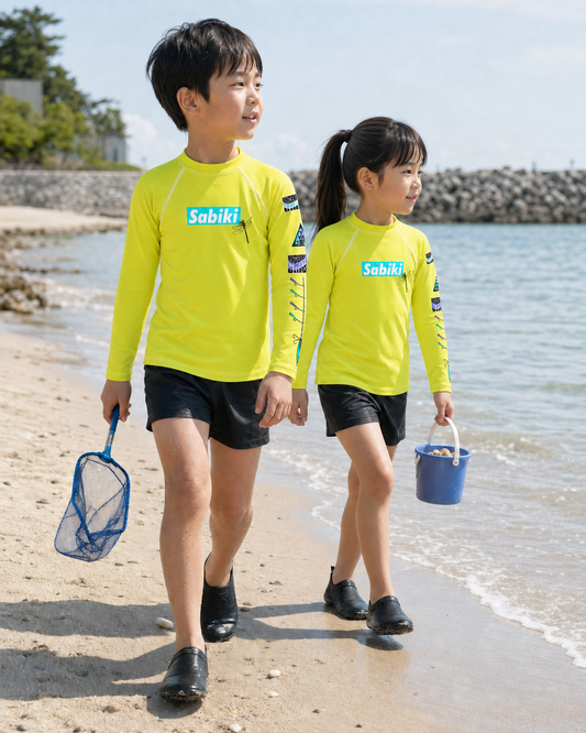 SABIKI オニヤンマ キッズラッシュガードで釣りの準備をする兄妹