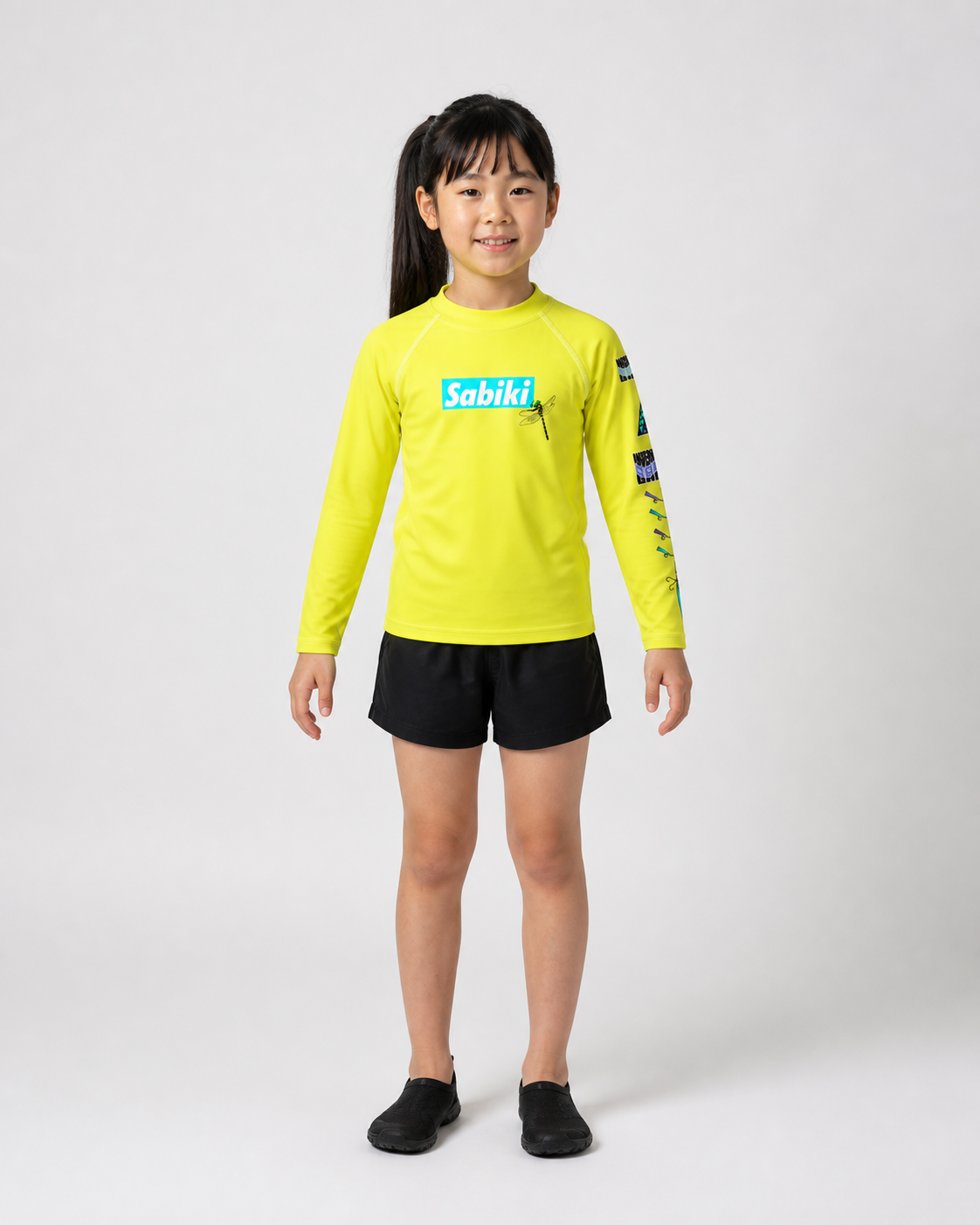 SABIKI オニヤンマ キッズラッシュガードを正面から着用する女の子