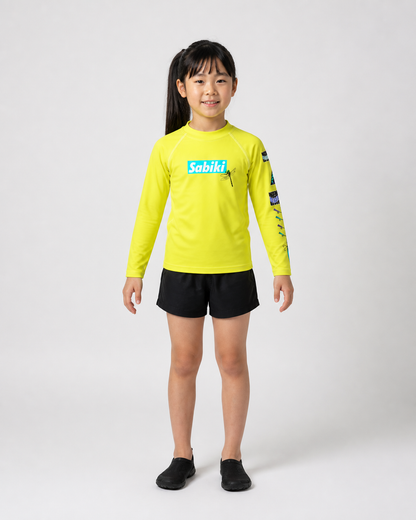SABIKI オニヤンマ キッズラッシュガードを正面から着用する女の子