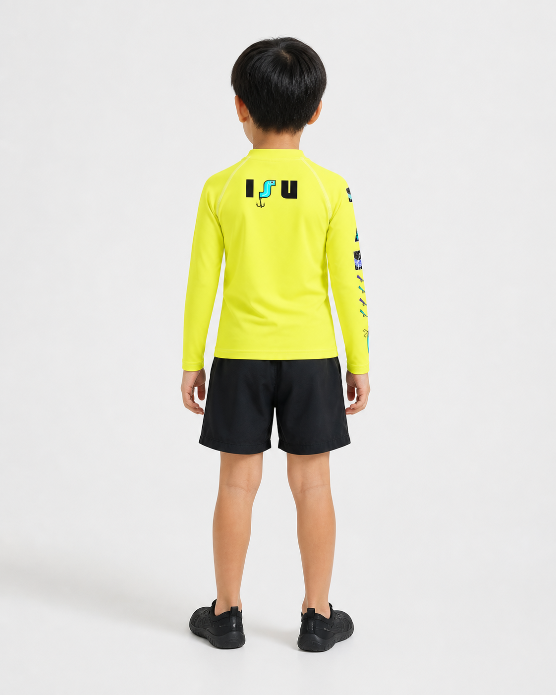SABIKI オニヤンマ キッズラッシュガードの背面を見せる男の子