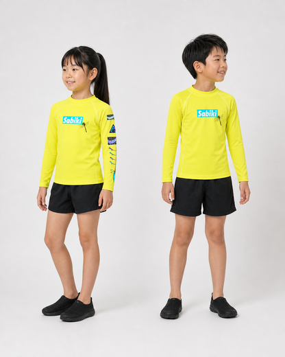 SABIKI オニヤンマ キッズラッシュガードのフィットを見せる兄妹