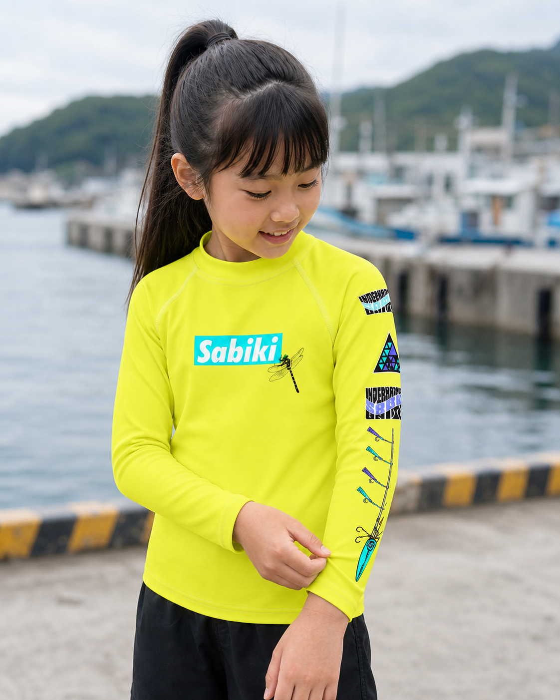 SABIKI オニヤンマ キッズラッシュガードの胸と袖のディテール