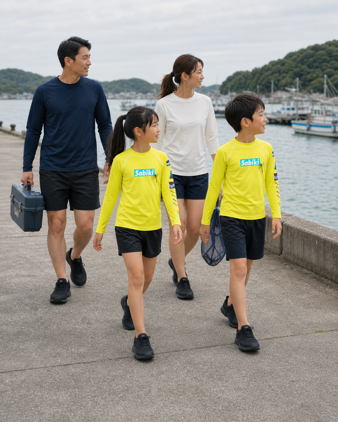 SABIKI オニヤンマ キッズラッシュガードで家族釣りへ向かう兄妹