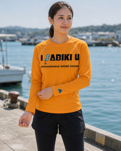 オレンジのSABIKIラッシュガードを港で着用する女性