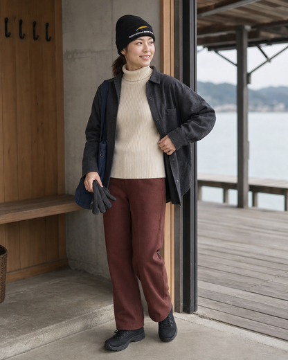 ミノールアー カフビーニーを取り入れた女性のコーディネート