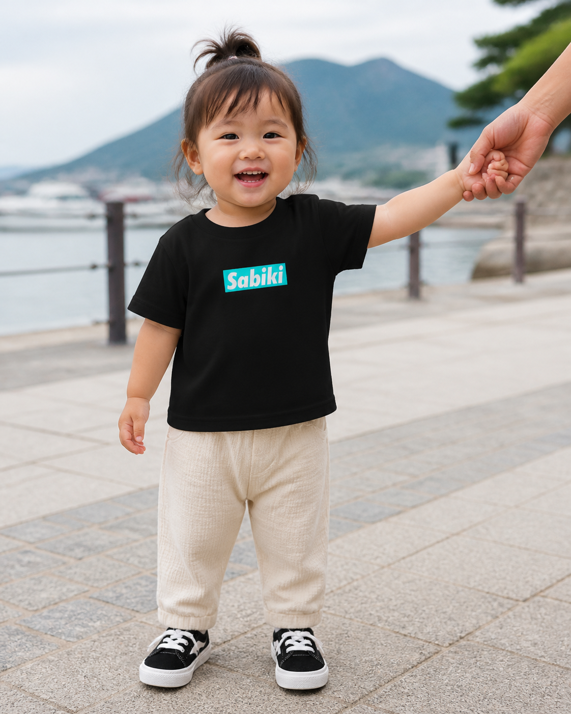 ベビー用SABIKIボックスTシャツ黒を港で着用する女の子