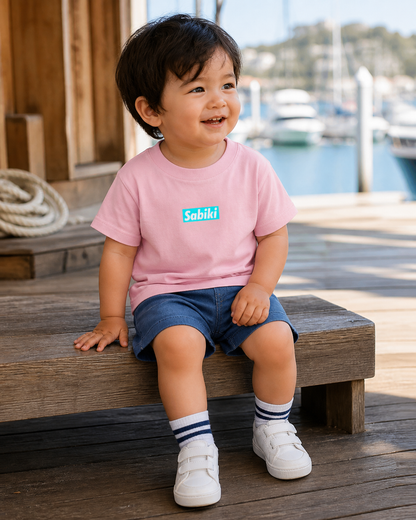 ベビー用SABIKIボックスTシャツピンクをマリーナで着用する男の子