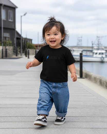 ベビー用I SABIKI U Tシャツ黒を港で着用する女の子