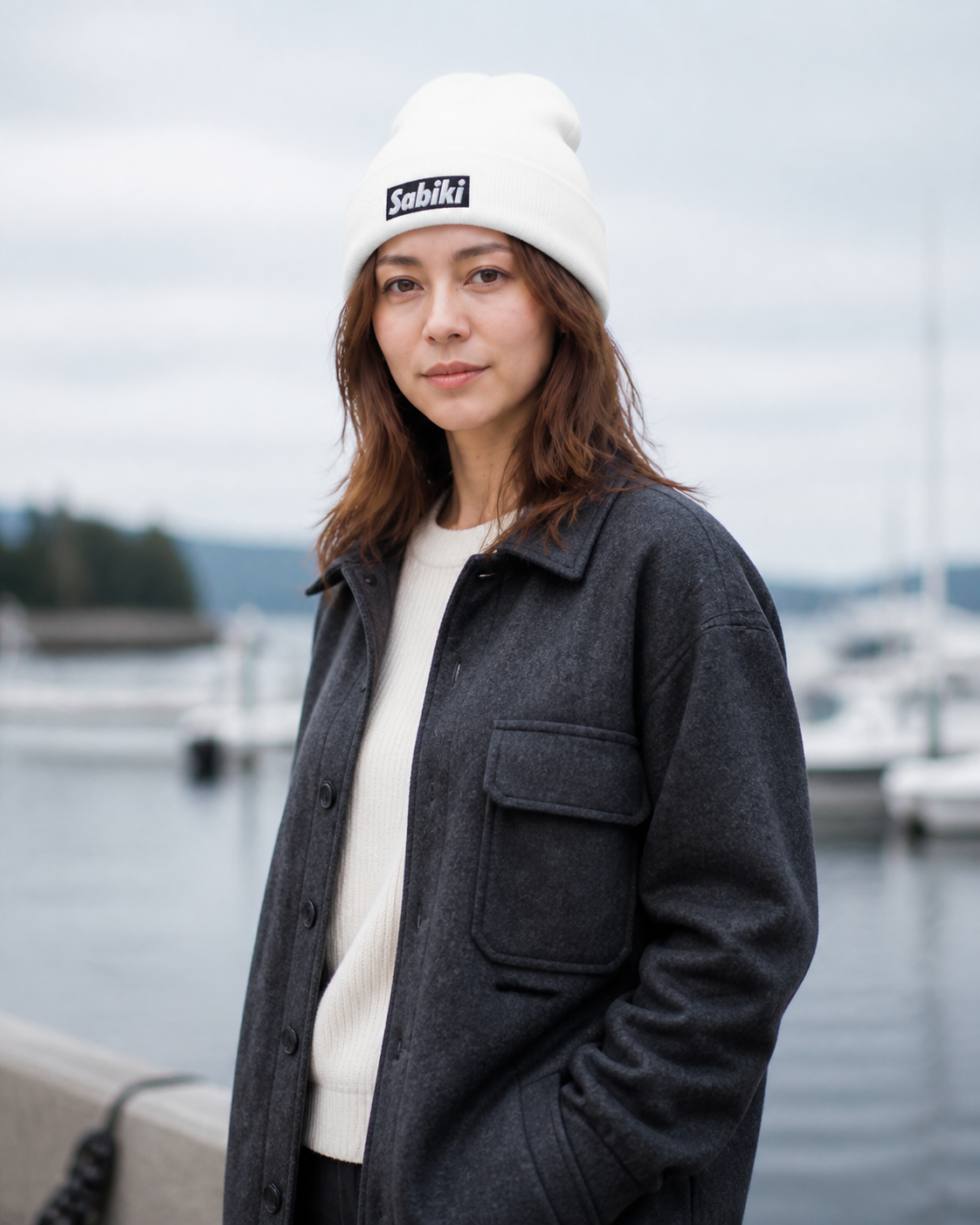 ブラック SABIKI BOX カフビーニーの女性モデル着用シーン