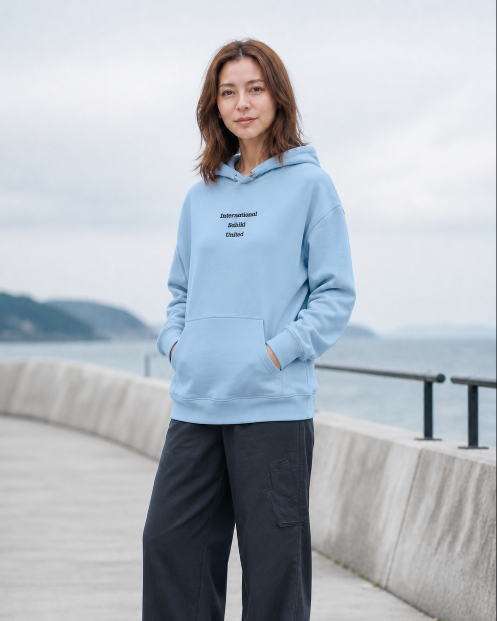 Original SABIKI ユニセックスパーカーの女性モデル着用シーン