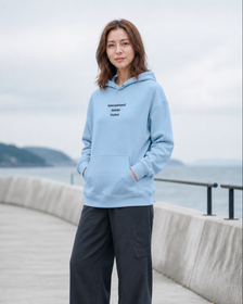 Original SABIKI ユニセックスパーカーの女性モデル着用シーン