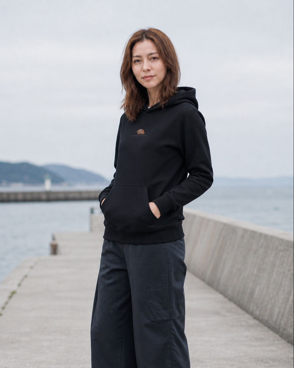 ISU AKOU ユニセックスパーカー｜胸元ワンポイントの女性モデル着用シーン