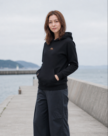 ISU AKOU ユニセックスパーカー｜胸元ワンポイントの女性モデル着用シーン