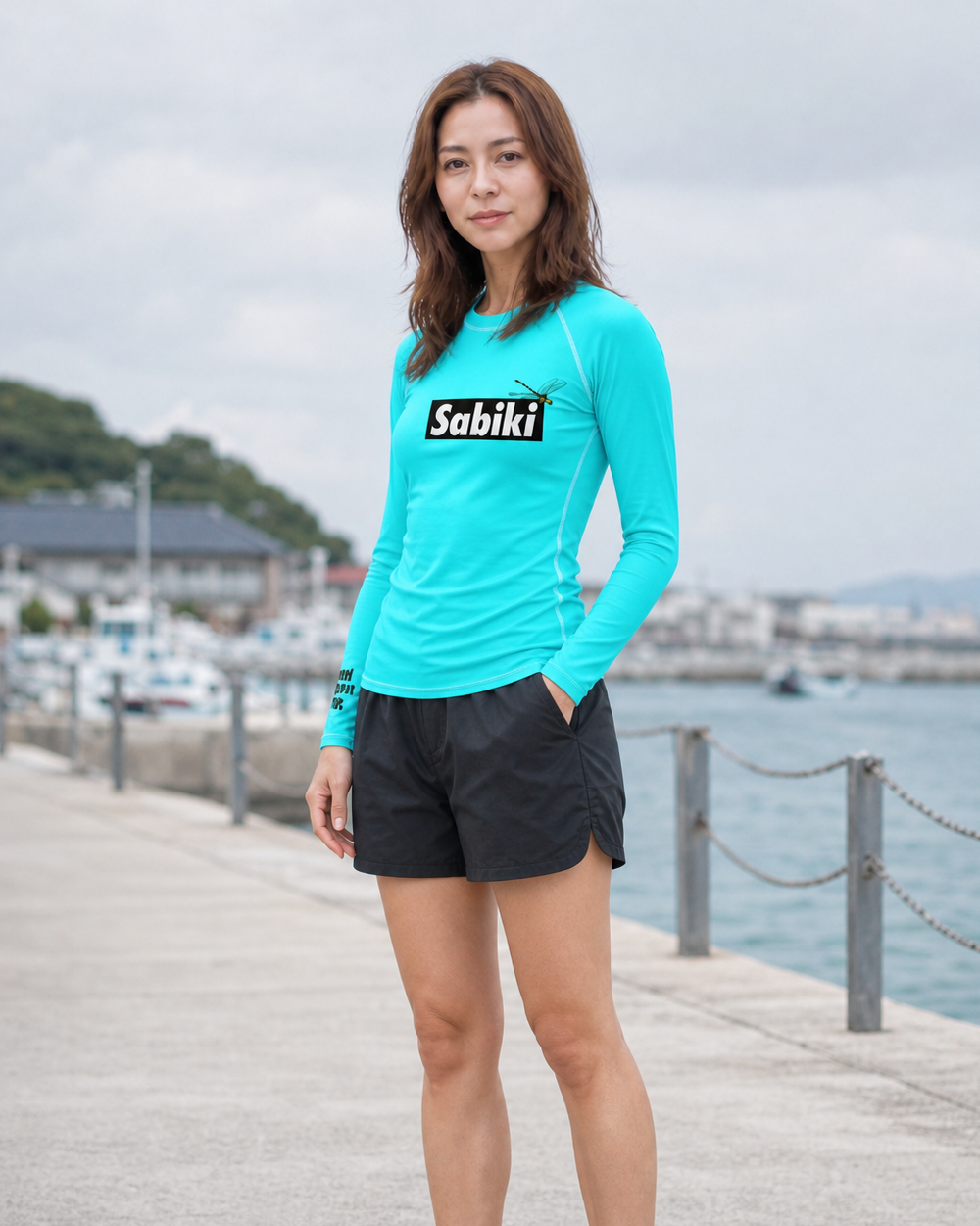 オニヤンマ ラッシュガード｜ターコイズの女性モデル着用シーン