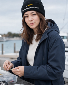 ミノールアー カフビーニーの女性モデル着用シーン
