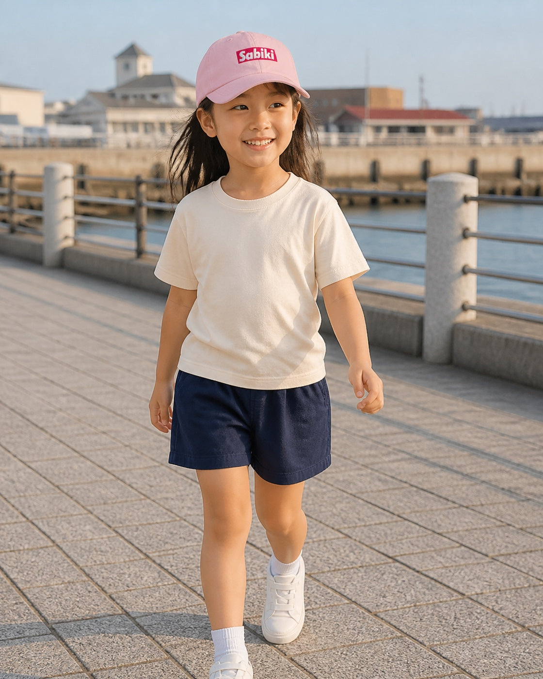 ピンクのSABIKIキャップを着用する女の子